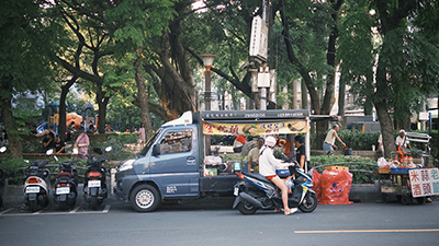 路邊賣水果的卡車