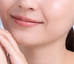 輕觸臉頰的女性