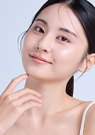 展現彈潤膚質的女性